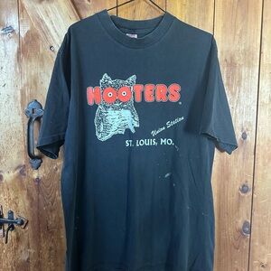 Vintage St Louis HOOTERS black T-Shirt‎